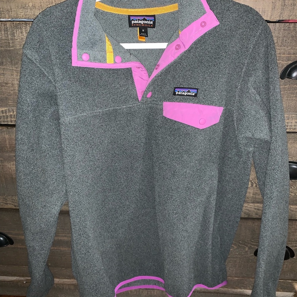 Gray & purple Patagonia pull over!